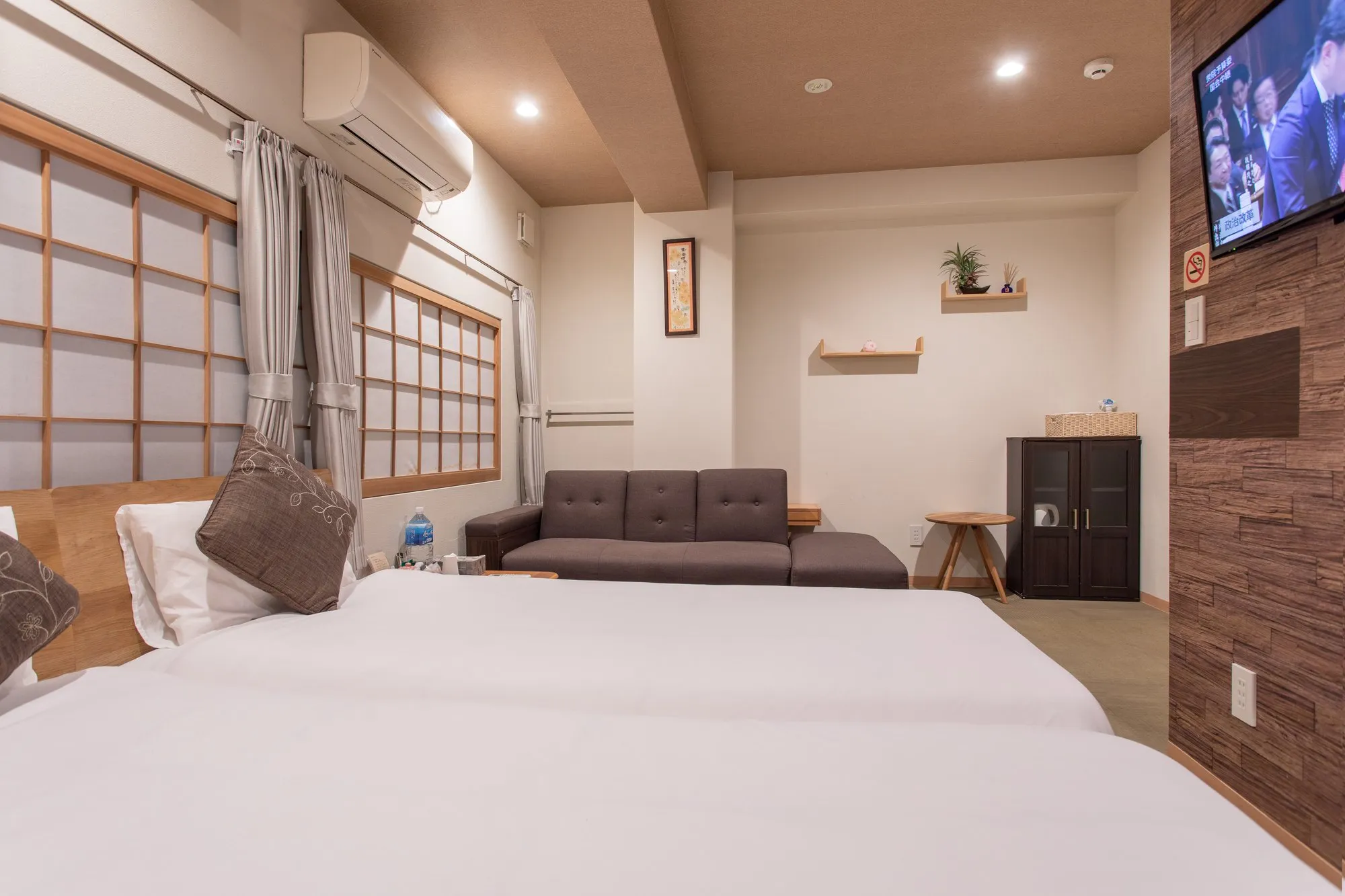 Room with beds, sofa bed and shoji screens